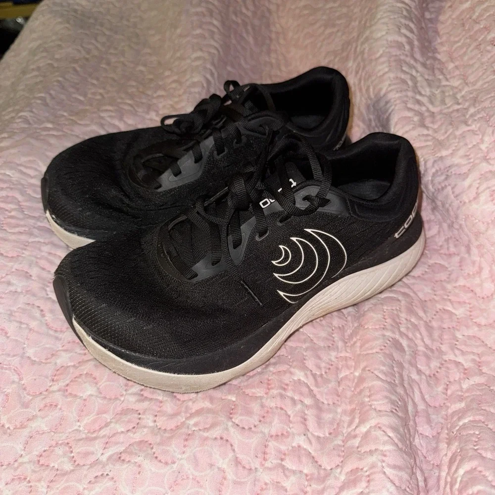 Topo Athletic Atmos Sneaker Women Size 9 Black White ZipFoam Lightweight Running